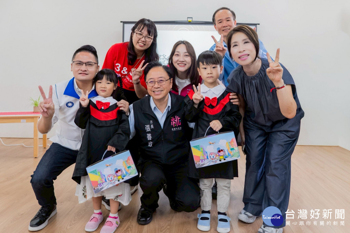 張市長頒發畢業生紀念品。<br />
<br />

