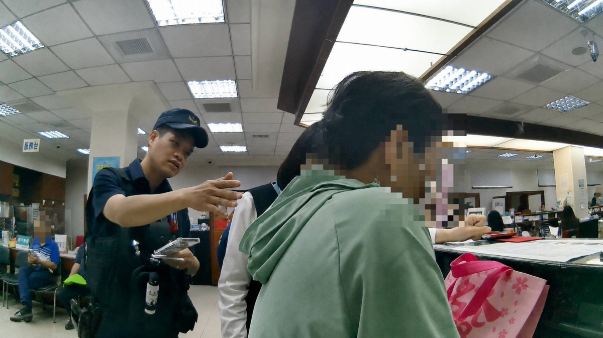婦人誤信網路投資欲提領上百萬　大園警銀合作成功阻詐