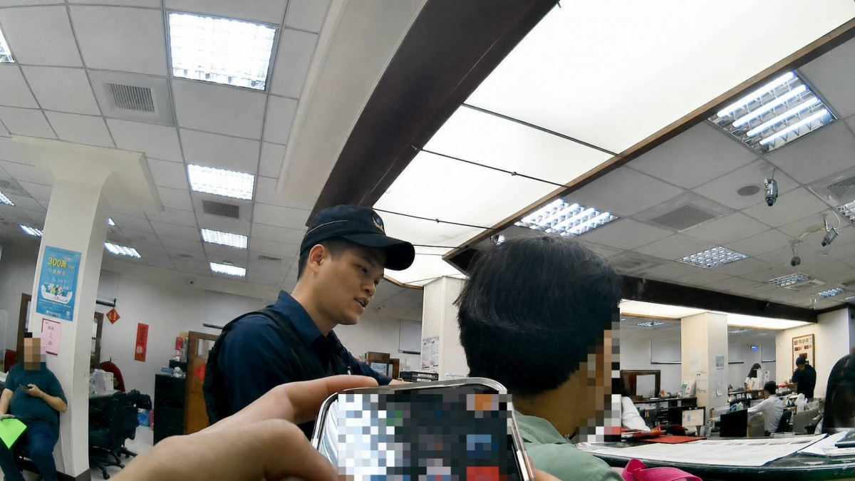婦人誤信網路投資欲提領上百萬,大園警銀合作成功阻詐。