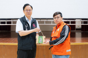 市長致贈替代役備役役男端午節慰勞品。