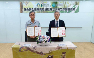 玉管處鄭瑞昌處長(左)與臺中榮總傅雲慶院長(右)簽署「登山安全醫療與環境教育合作備忘錄」。
