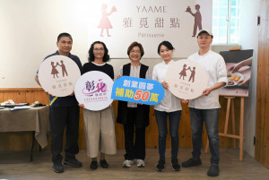 縣長王惠美與與青年一家合影。圖／彰化縣政府提供