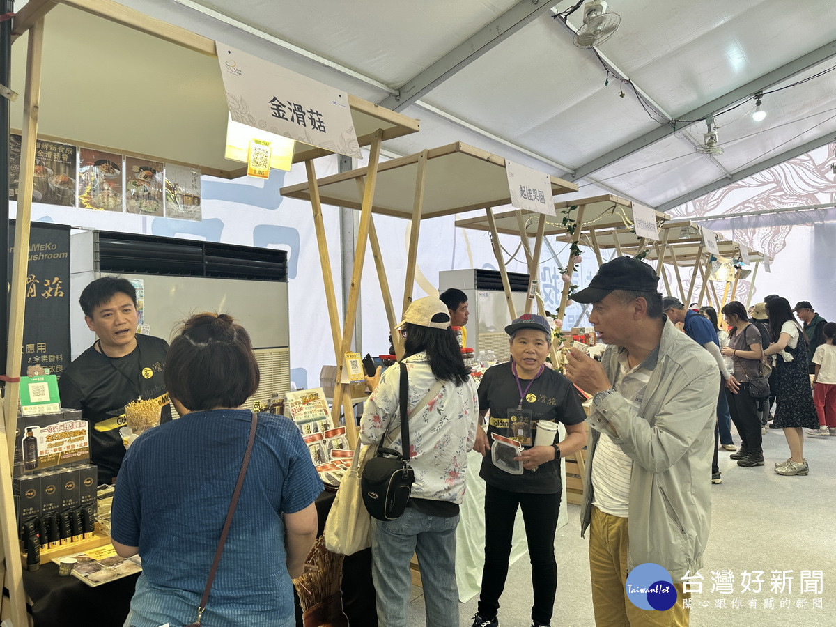 20家精品品牌進駐。（記者扶小萍攝）