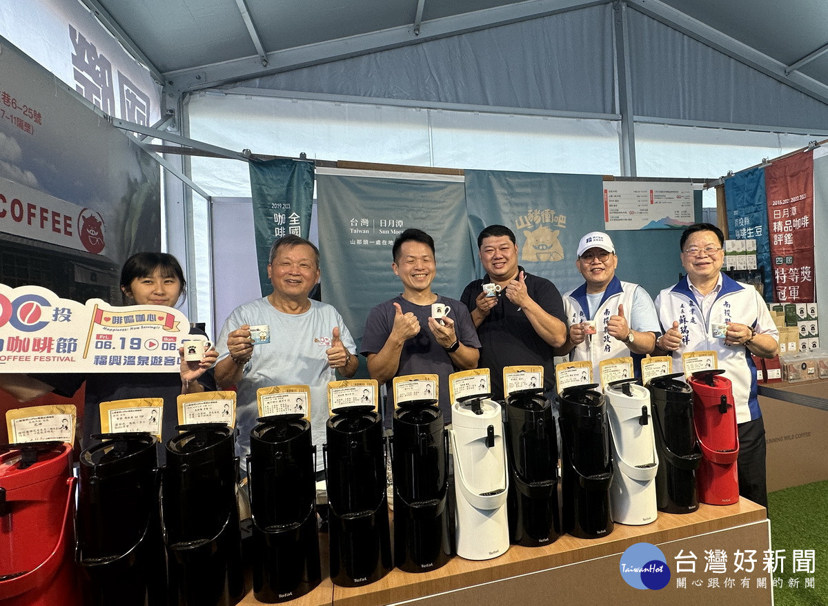 王副縣長等到咖啡攤位品全國咖啡烘焙冠軍豆。(記者扶小萍攝)