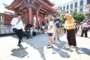 歡慶端午樂遊鹿港 「趣味闖關慶端陽」龍山寺熱鬧登場。圖／彰化縣政府提供