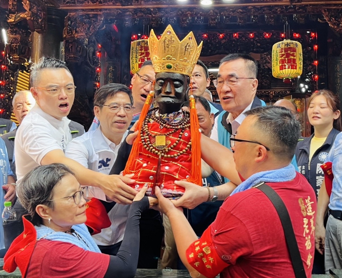 李四川清晨現身清水巖遶境　合體洪孟楷扶轎恭請祖師爺起駕