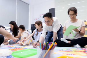 莊競程與蕭美琴陪孩子動手製作貓咪划龍舟勞作。
