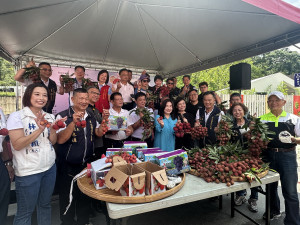 馬立委簡鎮長與多位議員里長等推薦平林葡萄荔枝。（記者扶小萍攝）