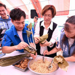 藝人陳隨意（左）與彰化縣長王惠美（右）包粽子。圖／彰化縣政府提供