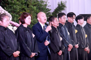 韓國瑜院長代表家屬致詞推崇許天送講義與情。（記者扶小萍攝）