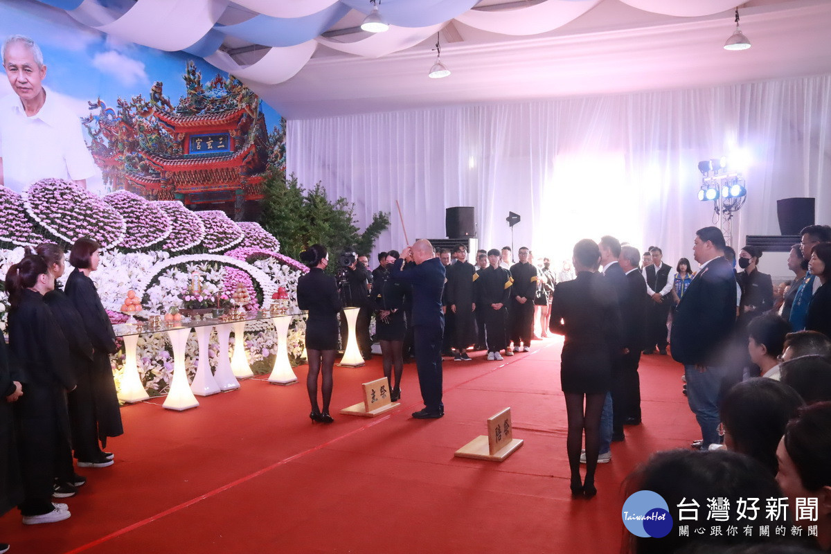 立法院、多名縣市首長都來送別。(記者扶小萍攝)