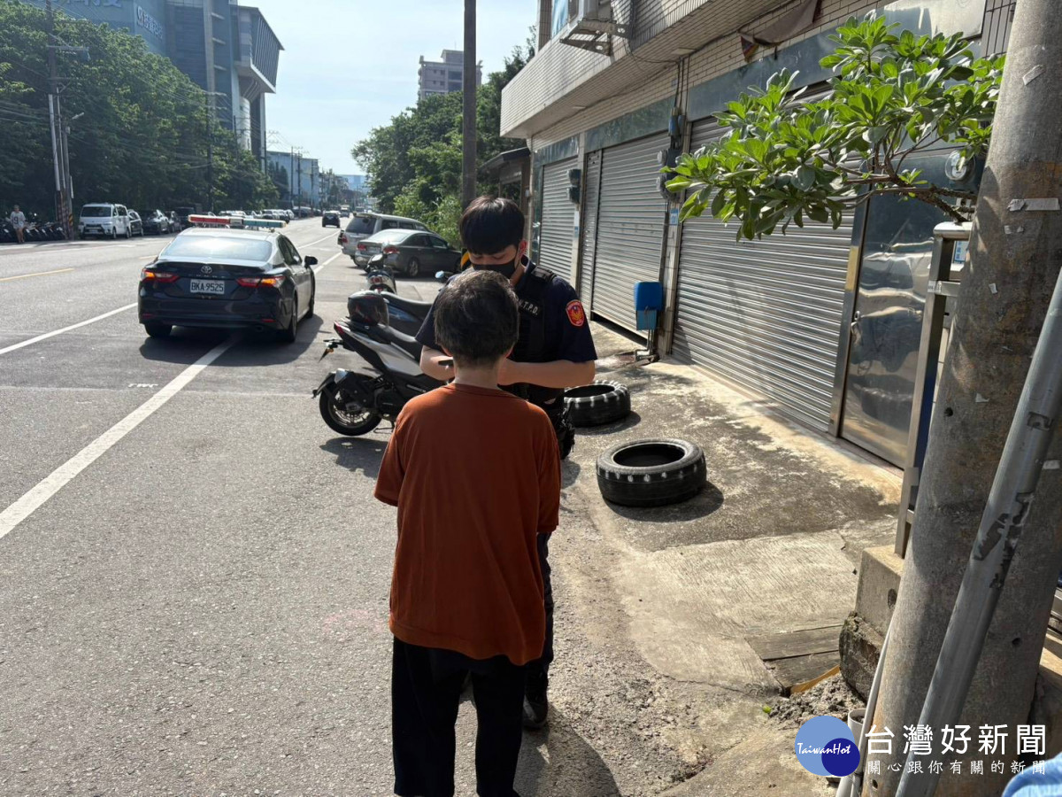 端午烈日老婦迷途跌坐路中　平鎮警科技偵查助返家