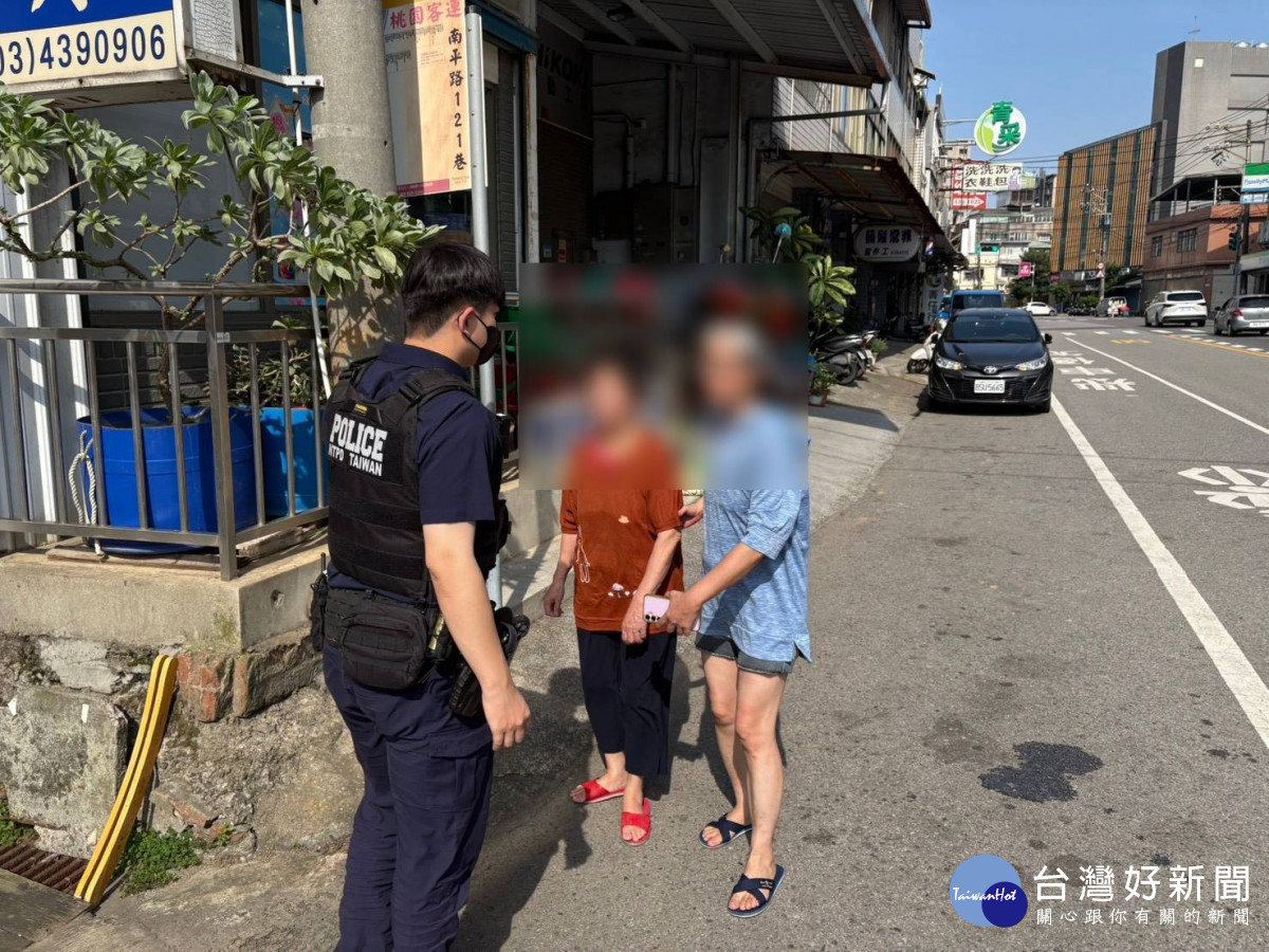 老婦迷途跌坐路中,平鎮警科技偵查助返家。