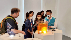 分組參觀玻工館常設展，聆聽全英語導覽。