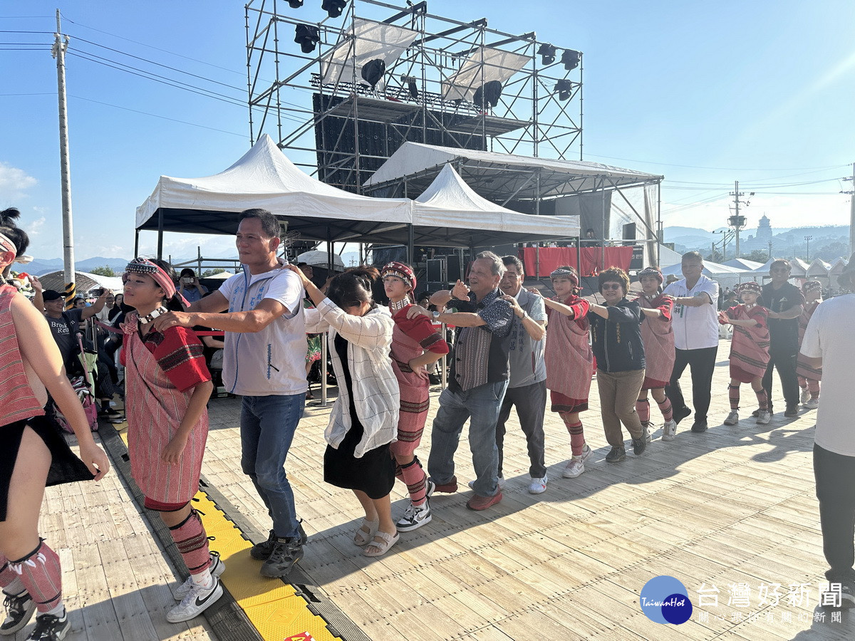 來賓們與民眾遊客一同歡唱。(記者扶小萍攝)