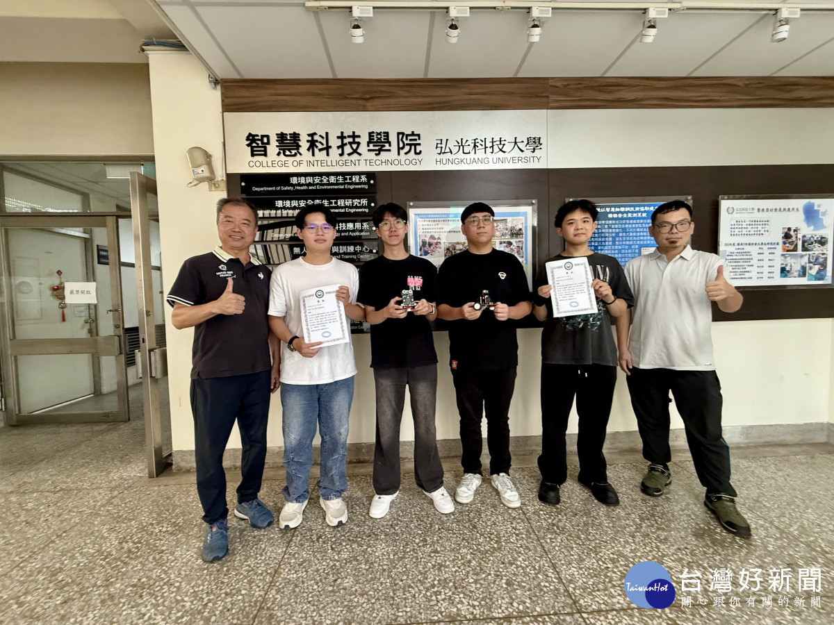 智科系副主任魏榮君(左一)及老師魏季宏(右一)指導學生參加「2026全國AI機器人應用大賽」,勇奪「MICROBIT主機板遙控競速賽組」金牌。
