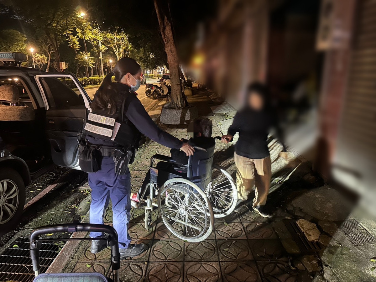 阿嬤偷偷「滑」出門散步迷途,員 警暖心陪伴協助返家。