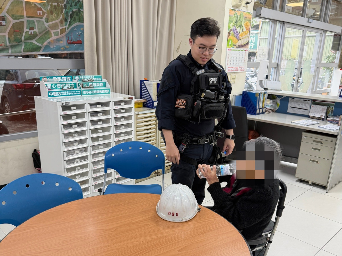 阿嬤偷偷「滑」出門散步迷途,員 警暖心陪伴協助返家。