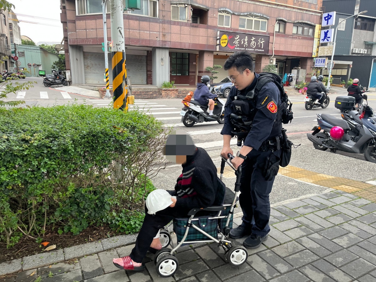 阿嬤偷偷「滑」出門散步迷途　 壢警暖心陪伴助返家