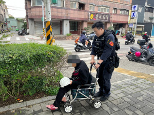 阿嬤偷偷「滑」出門散步迷途，員　 警暖心陪伴協助返家。