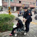 阿嬤偷偷「滑」出門散步迷途，員　 警暖心陪伴協助返家。