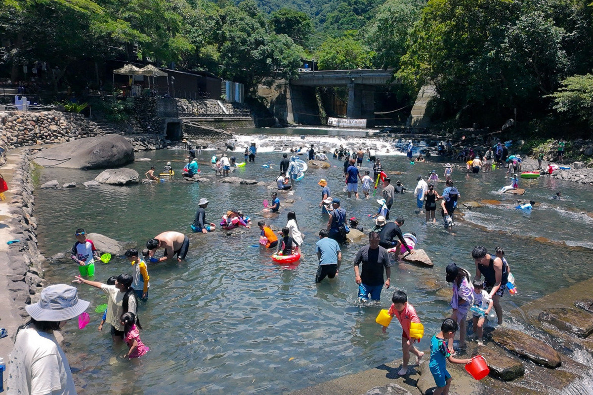 觀光發展基金會營運的「宇內溪溫泉戲水區」人氣升溫,成為北橫地區暑假親子出遊熱門景點。