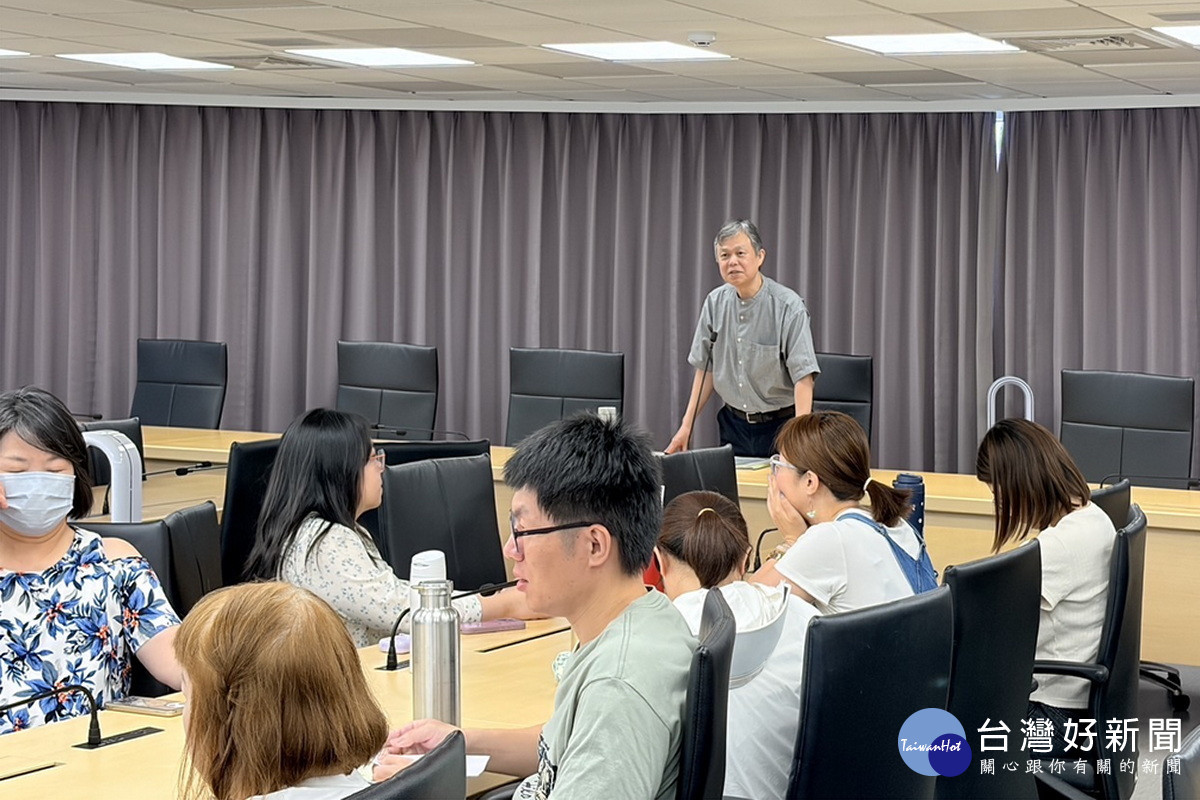 桃園市政府都發局副局長歐政一向同仁說明講習課程。