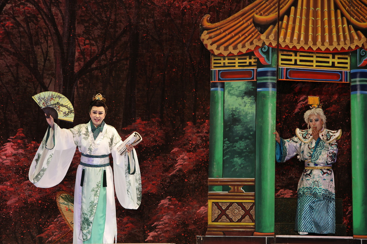 明華園戲劇總團帶來經典歌仔戲《劉全進瓜》,以精湛演技與華麗舞台呈現傳統戲曲魅力。<br />
<br />