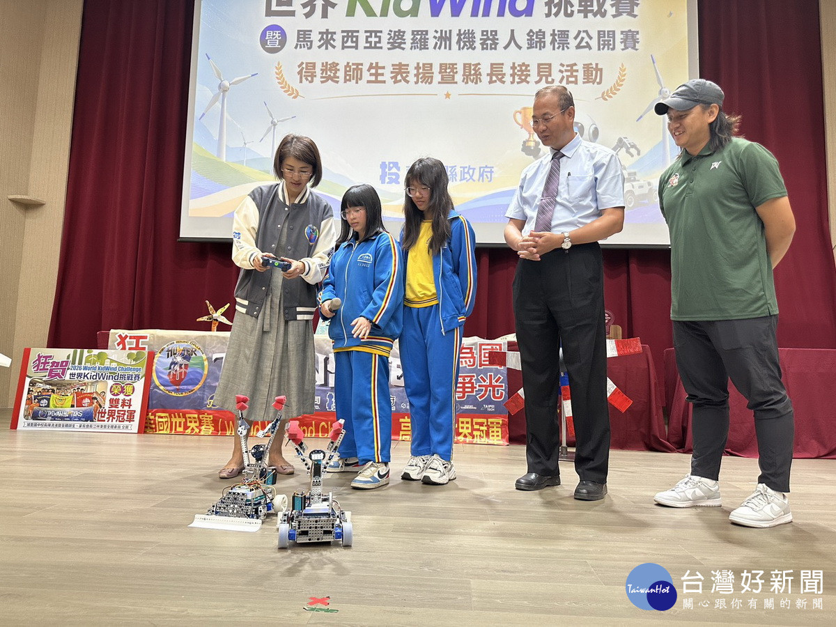 許縣長跟同學學操控機器人。(記者扶小萍攝)