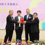 嘉義市政府今（22）日舉行人事處長交接典禮，典禮由副市長林瑞彥(右二)主持，行政院人事行政總處副人事長沈德蘭(左二)監交，共同見證印信由卸任處長黃俊容(左一)交接給新任處長林日明(右一)／嘉義市府提供