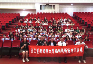 國立暨南國際大學114學年度緬甸特別輔導班圓滿結業，全體師長與學員於典禮後溫馨大合照，共同見證一年來的成長與蛻變。（暨大提供）