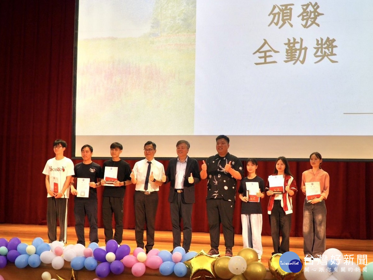 暨大緬甸特輔班結業典禮頒發學期全勤獎,表彰並鼓勵在華語學習道路上始終保持積極、風雨無阻的優秀學子。(暨大提供)