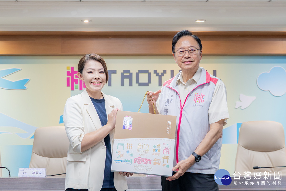 新竹市長高虹安贈送桃園市長張善政「竹風好市」禮盒,象徵竹風吹撫,兩市都有好事發生。<br />