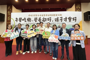 民進黨桃園市長參選人黃世杰出席「午餐吃飽、營養顧好，孩子才會好」學生餐盤體驗活動。
