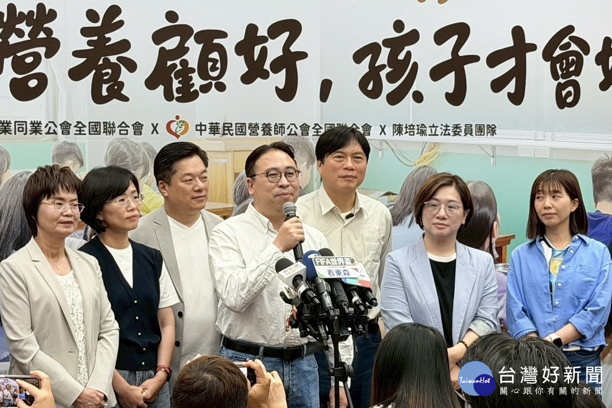 民進黨桃園市長參選人黃世杰出席學生餐盤體驗活動中,宣誓支持《學校午餐及飲食教育條例》<br />