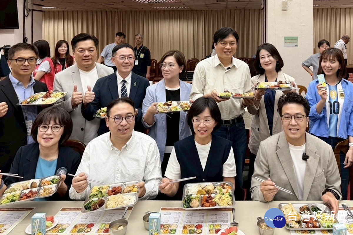 民進黨桃園市長參選人黃世杰出席「午餐吃飽、營養顧好,孩子才會好」學生餐盤體驗活動。