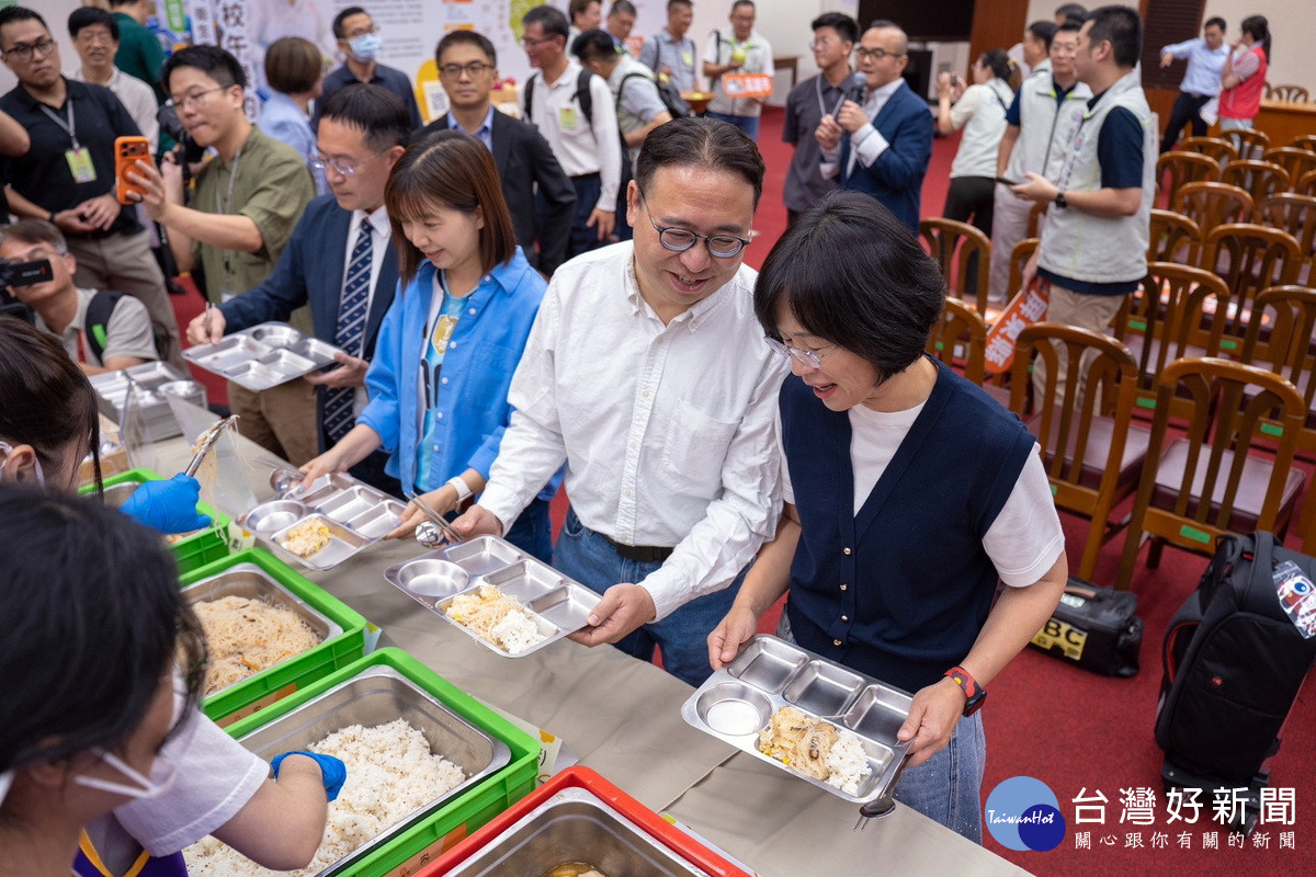 民進黨桃園市長參選人黃世杰出席學生餐盤體驗活動中,宣誓支持《學校午餐及飲食教育條例》<br />