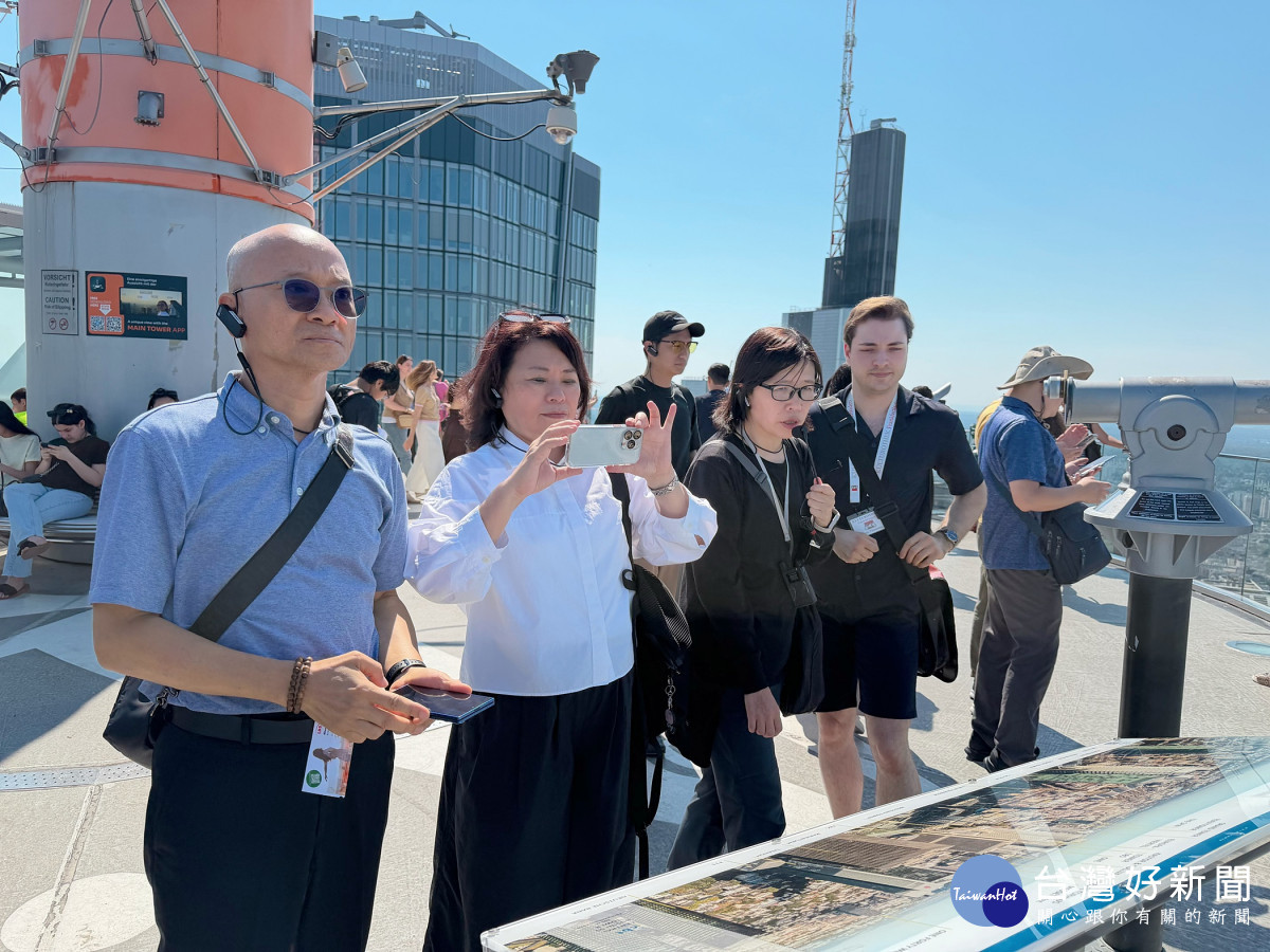 嘉義市長黃敏惠昨(22)日率領市府團隊抵達德國法蘭克福,展開德國、荷蘭城市交流考察行程/市府提供