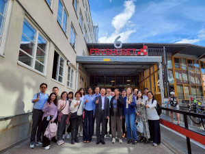 嘉義縣長翁章梁日前率縣府團隊赴北歐參訪，首站前往瑞典斯德哥爾摩知名青年組織Fryshuset交流觀摩／縣府提供