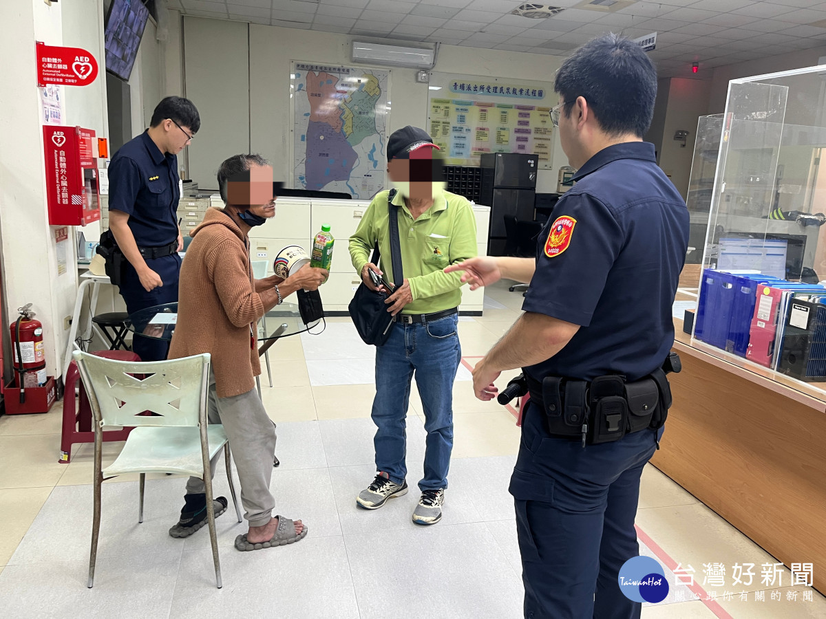 警方將邱男帶回派出所提供飲水休息。