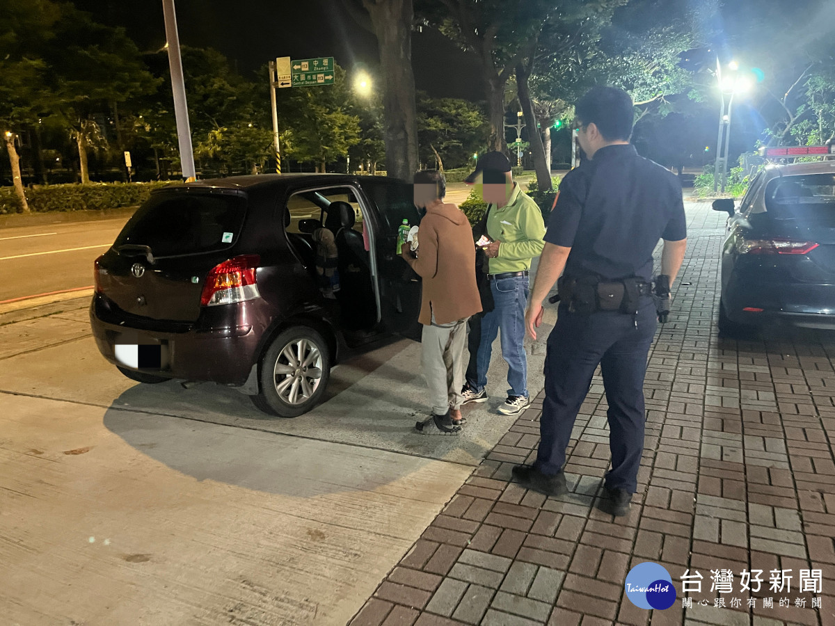 警方通知家屬將失智男子平安接回。