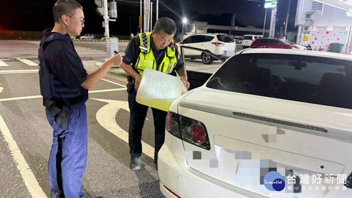 半夜沒油「顧路」　暖警所長「這舉動」救援解圍