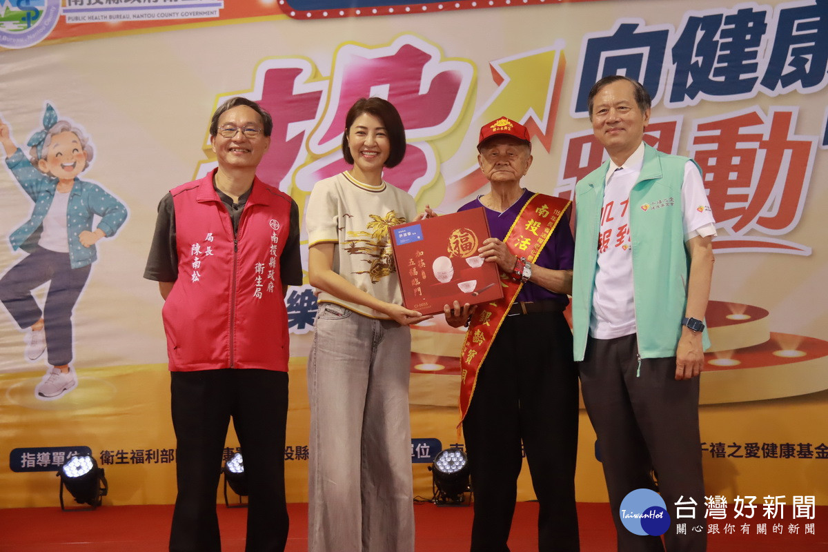 許淑華贈禮物予最高齡98歲王老先生,祝大家活到150歲。(記者扶小萍攝)<br />