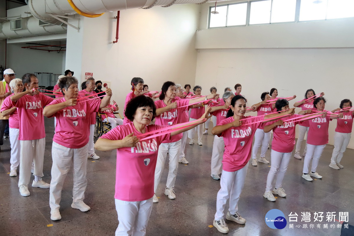 千禧肌動趴體驗吸引眾多長輩、民眾參與。(記者扶小萍攝)
