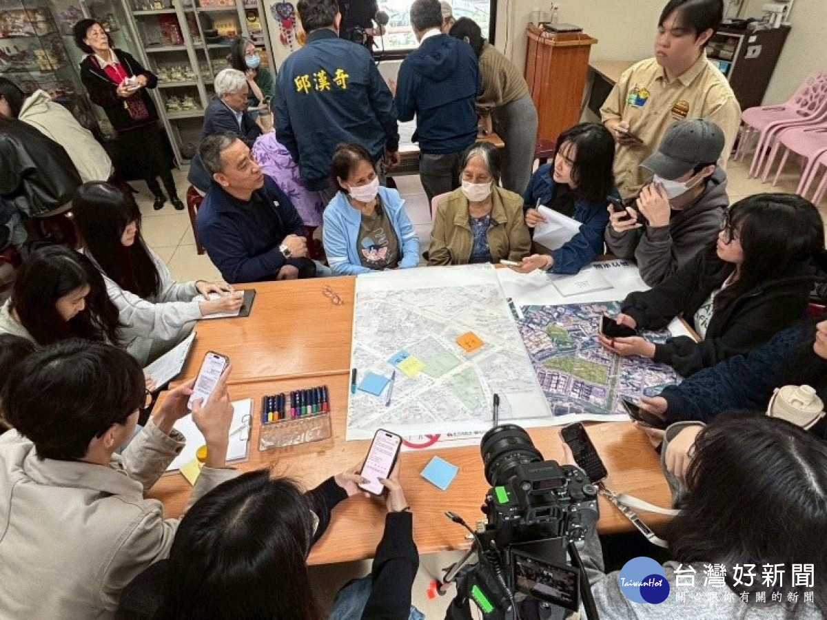 中原地景建築團隊與眷村居民透過地圖標記生活記憶,共同勾勒自力眷村文化脈絡。