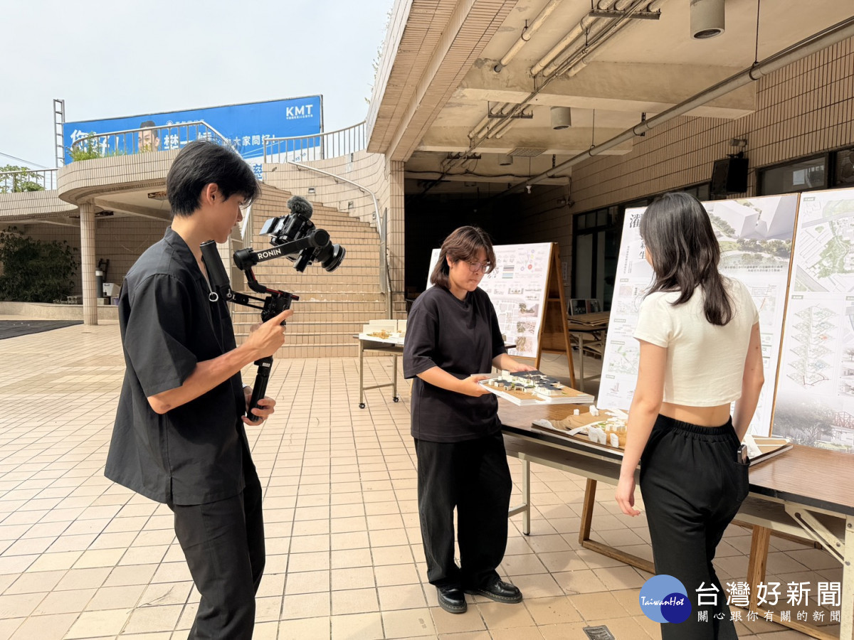 中原大學地景建築系學生鍾謹慧(中)、周怡辰(右)於成果展中解說作品「濯引新生」,以模型與圖面呈現設計提案。