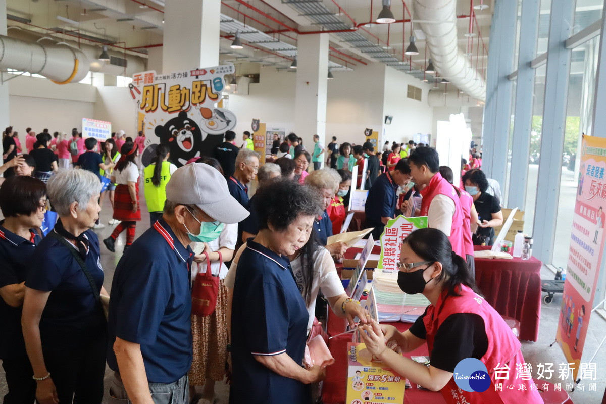 千禧肌動趴體驗吸引眾多長輩、民眾參與。(記者扶小萍攝)