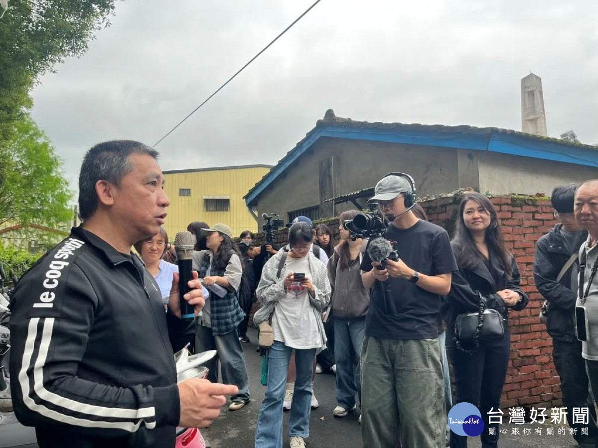 中原大學學生透過居民分享聚落故事,深入認識自力眷村的歷史脈絡、空間紋理與生活環境。