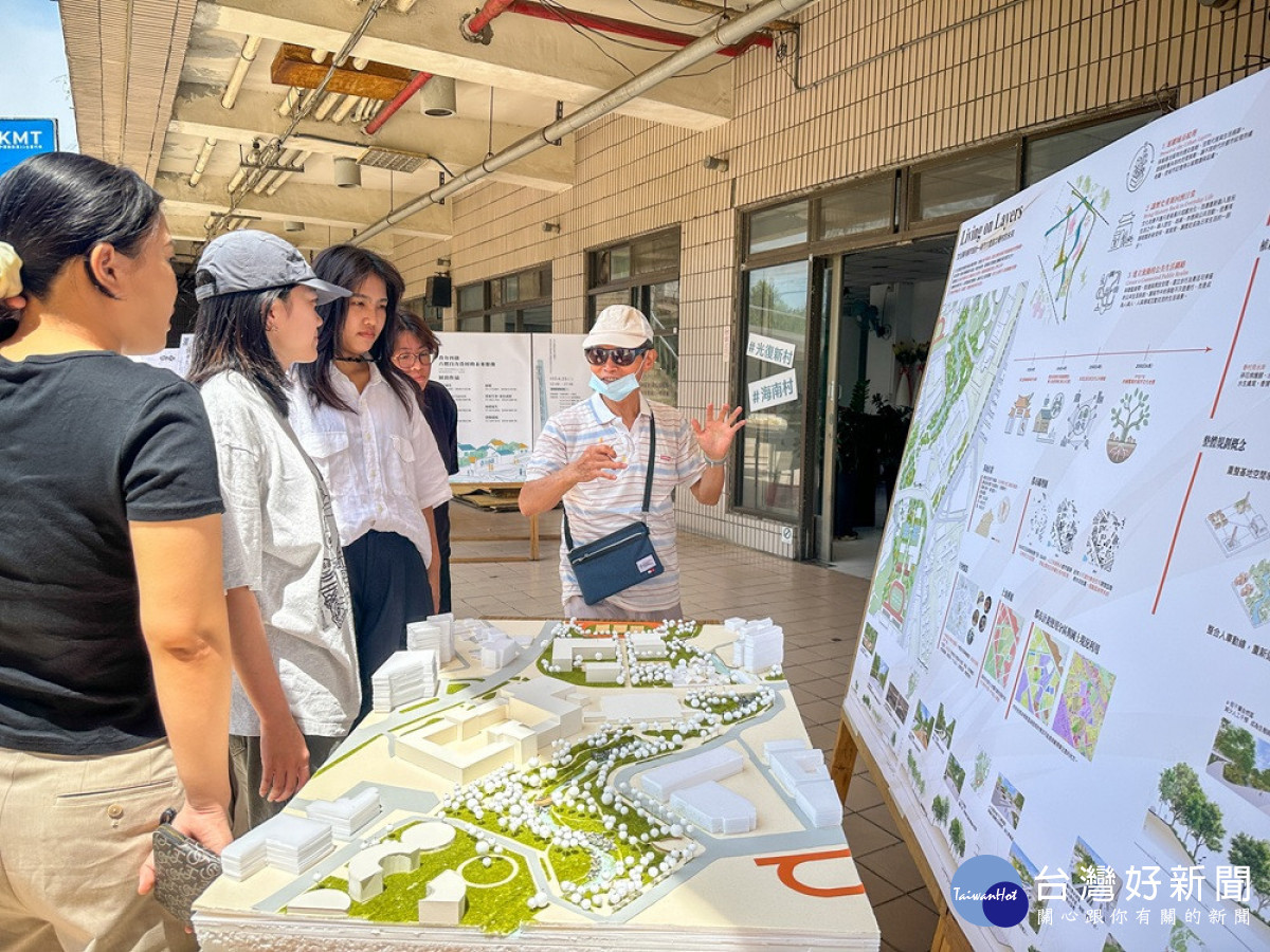 中原地景建築學生於成果展中向社區居民介紹設計成果,分享作品理念並交流未來發展構想。