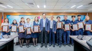 桃園市長張善政頒發「桃園市115年5月成功攔阻特殊重大詐騙案件有功人員」感謝狀及榮譽狀。